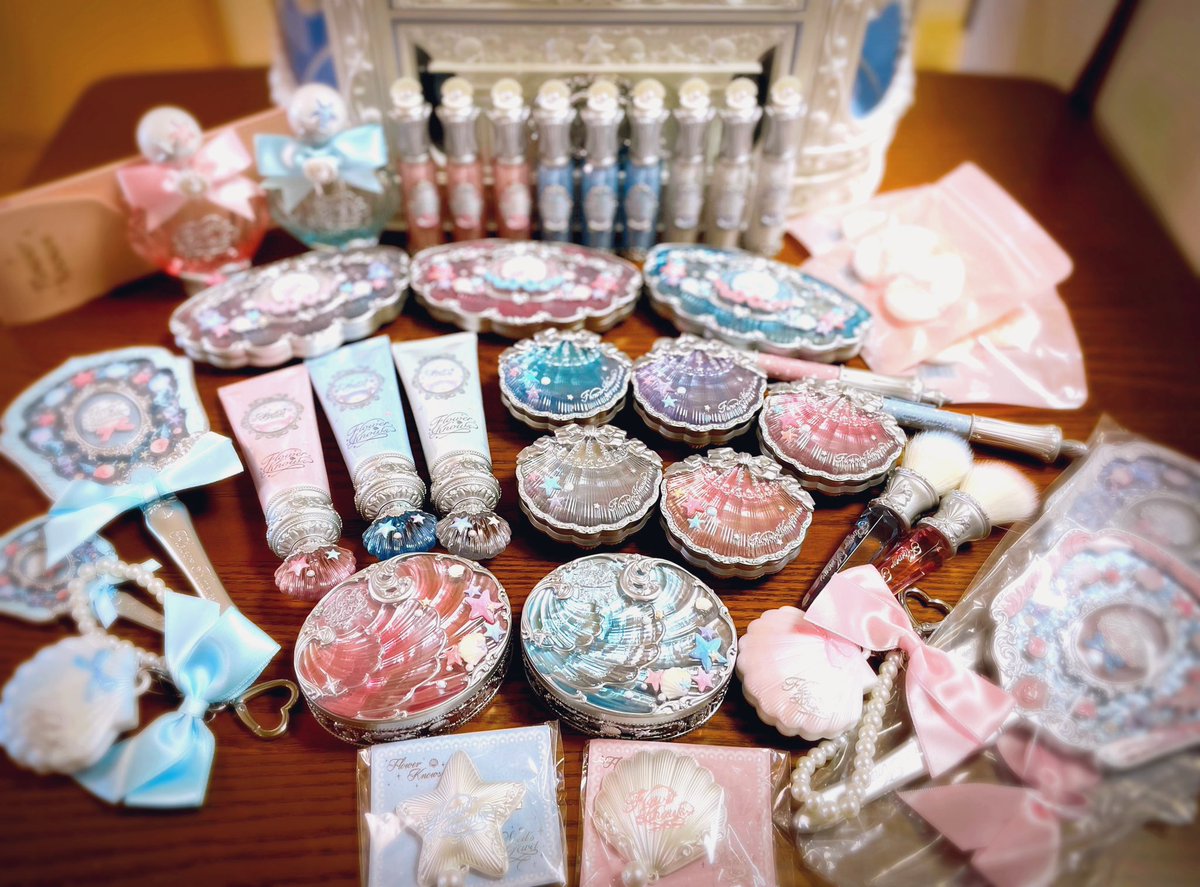 RAN52875734's tweet photo. 香水やっと届いた♡ので開封の儀⸜(*˙꒳˙*)⸝✨️🐚🤍

年一の生存確認…
変わらずなんとか生きてまーす( ᐛ )ﾍﾍｯ

 #フラワーノーズ
#シェルズジュエルコレクション 
#flowerknows https://t.co/Y81FzKSxNE