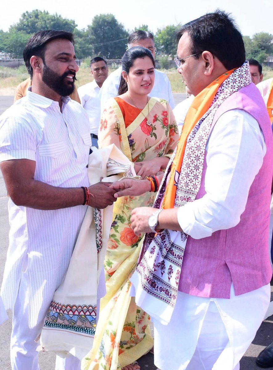 माननीय मुख्यमंत्री <a href="/BhajanlalBjp/">Bhajanlal Sharma</a> जी #CHO (कम्युनिटी हेल्थ ऑफिसर्स) जो की राजस्थान के ग्रामीण क्षेत्र में आमजन को अच्छी चिकित्सा व्यवस्था सुचारू रूप से मुहैया करा रहे हैं, इनके संबंध में मैंने आपको मिलकर भी विस्तृत रूप से अवगत करा दिया है,
 यह चिकित्सा विभाग के ग्रामीण क्षेत्र की
