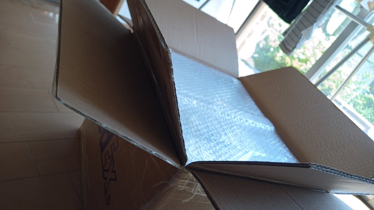 パーツが届いたんだけど、梱包が厳重で段ボールの中に段ボールが。
