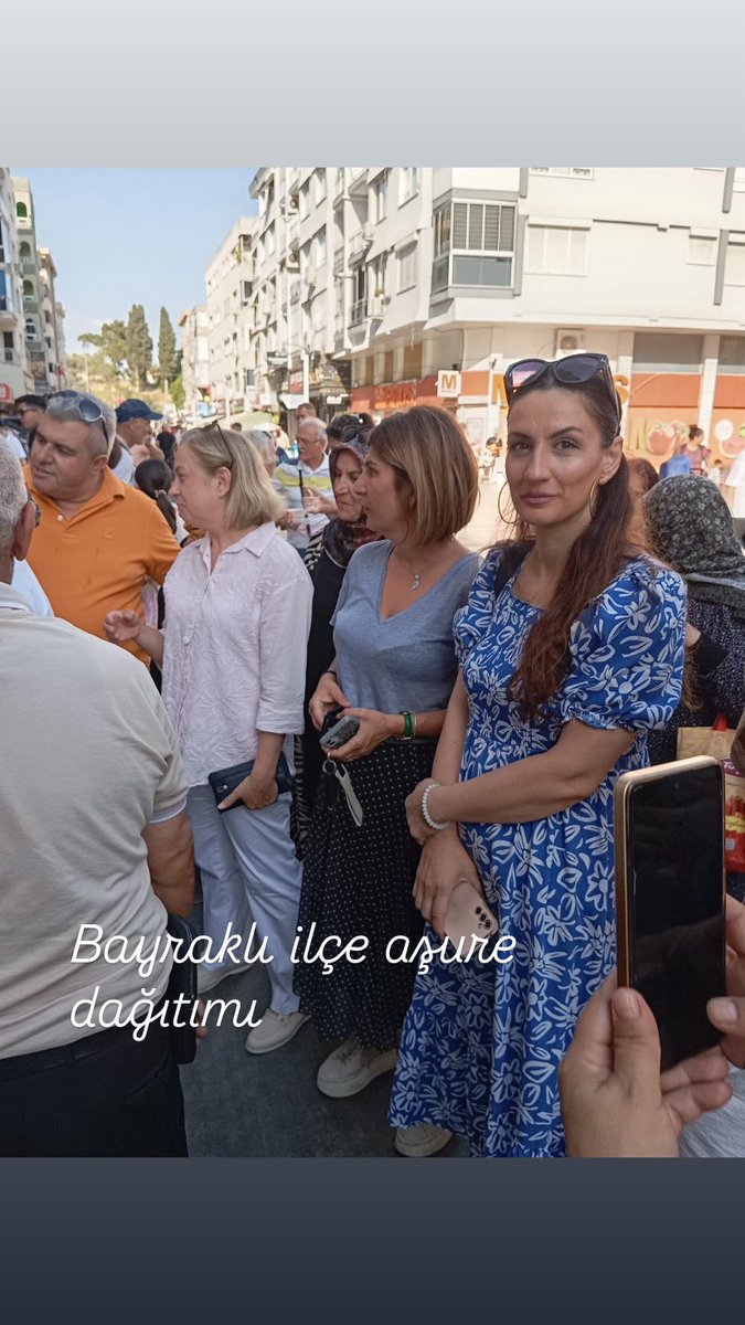 Ak Parti Kadın Kolları İl Başkanı Emel Dalkıran birlikte Bayraklı İlçe başkanlığımızın aşure dağıtımına katıldık…