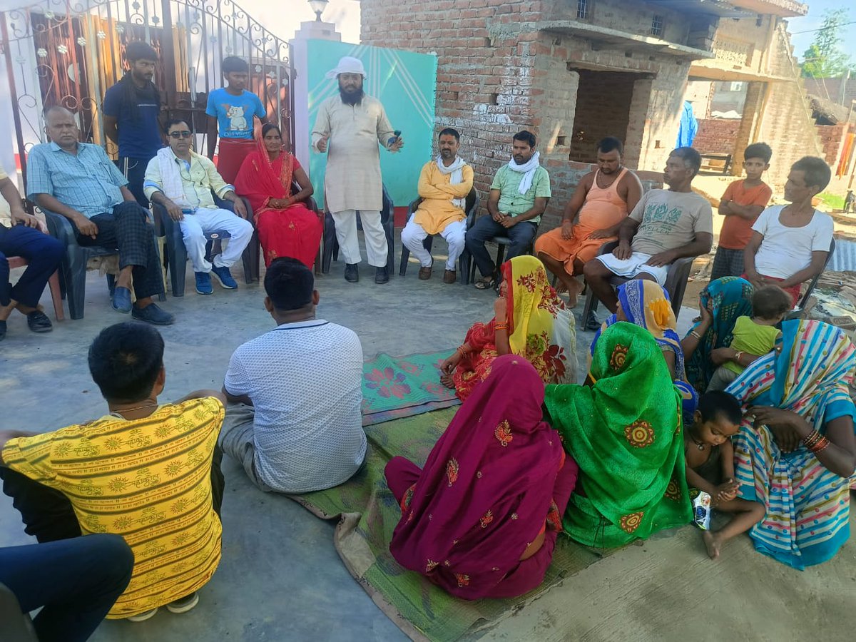 Dharmvir Bharti (@dharmvirbharti5) on Twitter photo मधुशाला सजी है हर चौक-चौराहे,
पाठशाला ढूँढे बच्चे राहों राहे।
कहते हैं “नया भारत” बन रहा है,
पर भविष्य तो अब भी पेड़ के नीचे पढ़ रहा है।
#मधुशाला_नहीं_पाठशाला_दो
<a href="/yadavakhilesh/">Akhilesh Yadav</a> <a href="/CMOfficeUP/">CM Office, GoUP</a> <a href="/mataprasadsp/">Mata Prasad Pandey</a> <a href="/PriyaSarojMP/">Priya Saroj</a> मधुशाला सजी है हर चौक-चौराहे,
पाठशाला ढूँढे बच्चे राहों राहे।
कहते हैं “नया भारत” बन रहा है,
पर भविष्य तो अब भी पेड़ के नीचे पढ़ रहा है।
#मधुशाला_नहीं_पाठशाला_दो
<a href="/yadavakhilesh/">Akhilesh Yadav</a> <a href="/CMOfficeUP/">CM Office, GoUP</a> <a href="/mataprasadsp/">Mata Prasad Pandey</a> <a href="/PriyaSarojMP/">Priya Saroj</a>