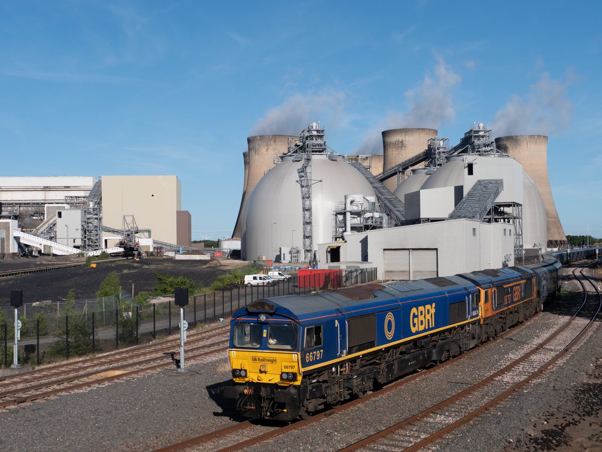 Rail_Photter's tweet image. Very little Biomass Traffic into Drax yesterday. 6E10 arriving here at 18.29 was the first arrival since 3.49am when 6E34 arrived.
GBRf 66797 & 66757 WEST SOMERSET RAILWAY 6E10 1030 Liverpool Biomass Terminal to Drax Power Station. Drax MGR Loop 12/07/25.