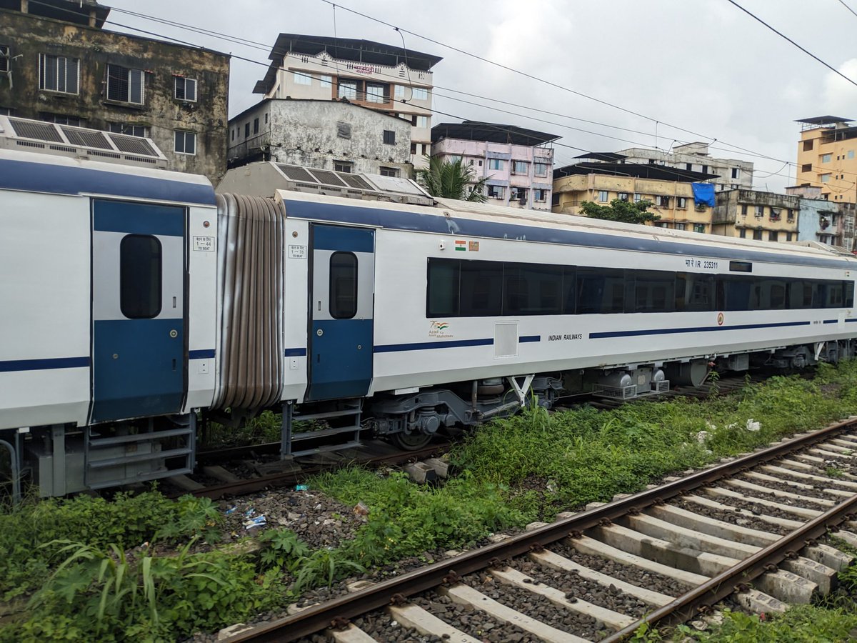 Arpan Mitra (@arpan355) on Twitter photo 16 coach Ac Memu captured from Non AC Memu 🤣
Train18 rake of CR at Diva
Notice paint overspray on vestibule <a href="/rajtoday/">Rajendra B. Aklekar</a> <a href="/husainlimdi2810/">Husain Limdi - A Railfan🇮🇳🇮🇳</a> 16 coach Ac Memu captured from Non AC Memu 🤣
Train18 rake of CR at Diva
Notice paint overspray on vestibule <a href="/rajtoday/">Rajendra B. Aklekar</a> <a href="/husainlimdi2810/">Husain Limdi - A Railfan🇮🇳🇮🇳</a>