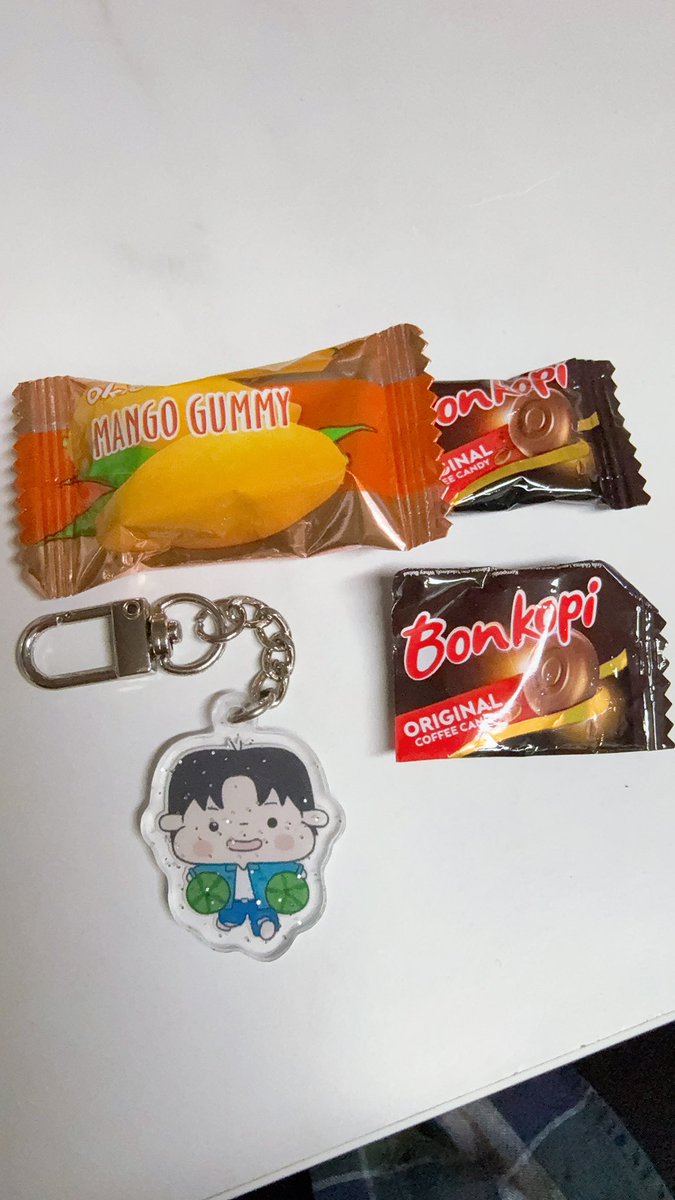 두둥!! 현서샘의 굿즈당첨후기💙
넘 이쁜 수박우서기 키링이 도착했어요🥳
더운여름에 시원하게 달고 다녀보겠슴니당💙
맛난 간식도 감사해요 쌤~ 슬픈소식이있지만 언제나 응원해요👍<a href="/writeanddrawhs/">현서쓰고그리다</a>