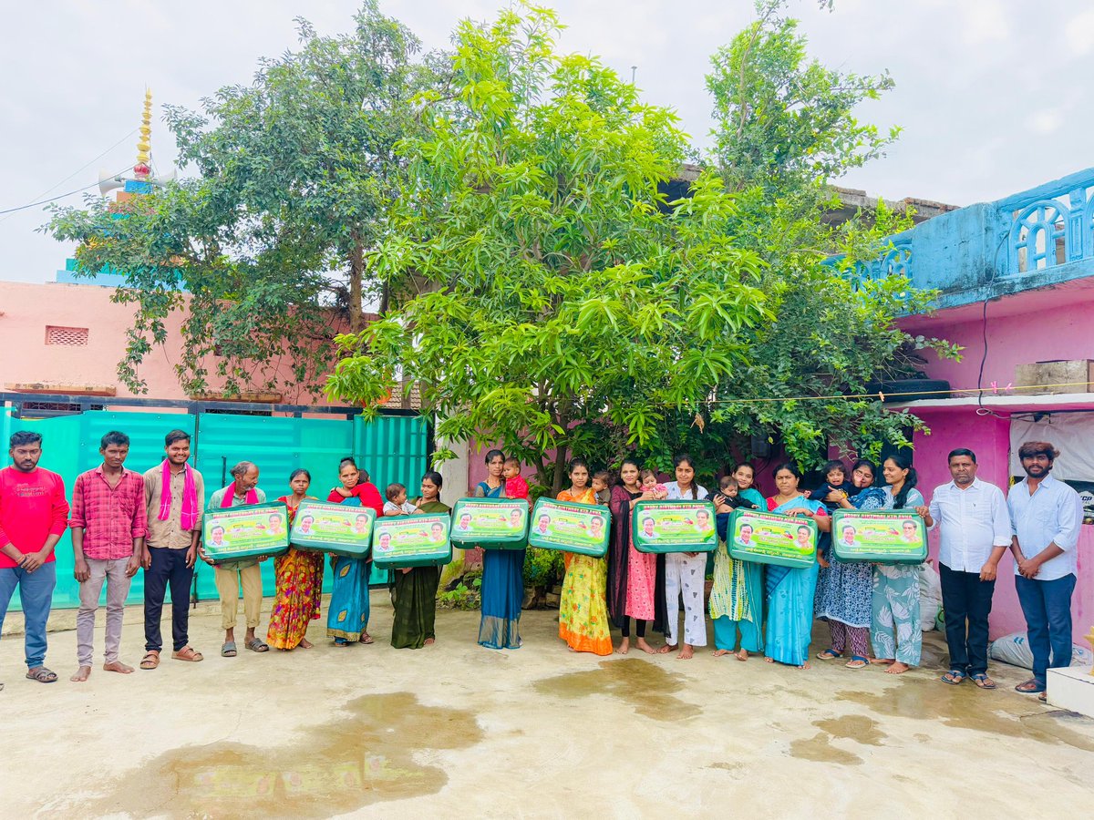 బీఆర్ఎస్ పార్టీ వర్కింగ్ ప్రెసిడెంట్ కేటీఆర్ గారి జన్మదినాన్ని పురస్కరించుకొని “గిఫ్ట్ ఏ స్మైల్”లో భాగంగా 24 మంది మహిళలకు కేసీఆర్ కిట్లను పంపిణి చేసిన ఆదిలాబాద్ జిల్లా, ముఖరా కే సర్పంచ్ గాడ్గే మీనాక్షి.

ఈ నెల 24న బీఆర్ఎస్ వర్కింగ్ ప్రెసిడెంట్ కేటీఆర్ గారి జన్మదినాన్ని
