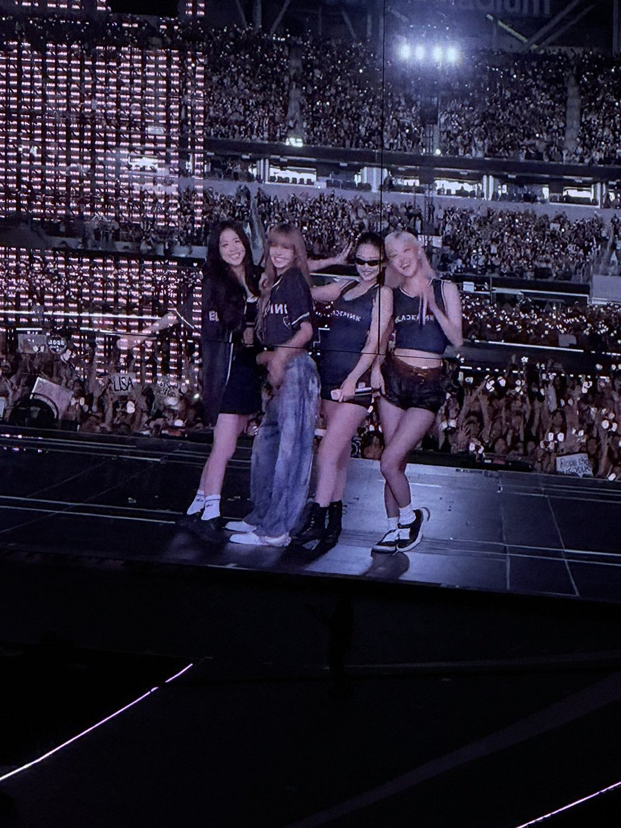 rosestypagirl's tweet image. That’s family right there #DEADLINE_IN_LOSANGELESDay1