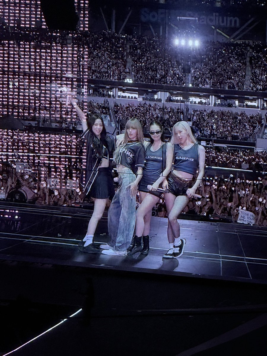 rosestypagirl's tweet image. That’s family right there #DEADLINE_IN_LOSANGELESDay1