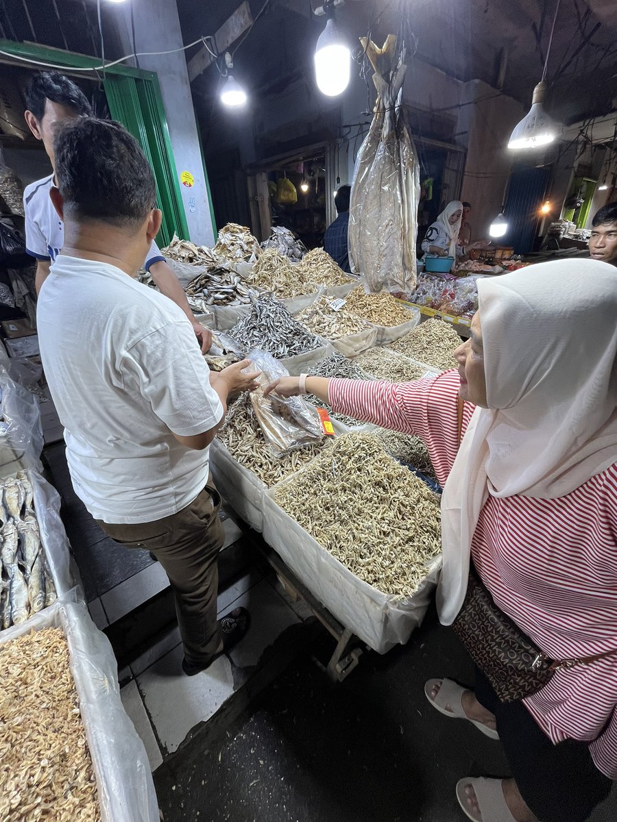 ambon_JS's tweet image. agenda siang ini, ditemenin bapak kos ke langganan ikan asin jambal roti kepercayaan nya dieee #orangbaik