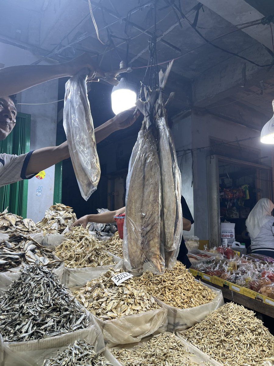 ambon_JS's tweet image. agenda siang ini, ditemenin bapak kos ke langganan ikan asin jambal roti kepercayaan nya dieee #orangbaik