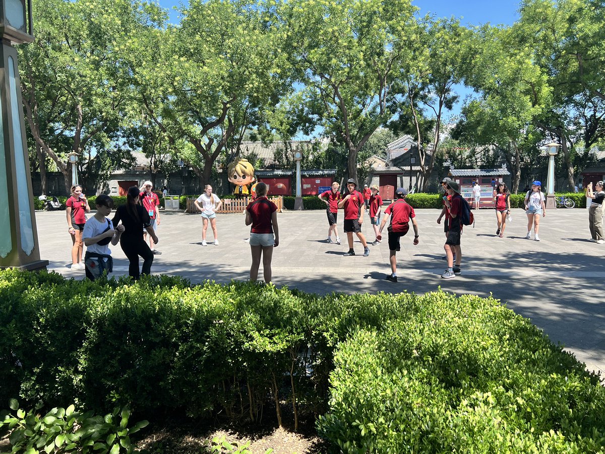 A bit of Jianzi whilst we sit for the coach