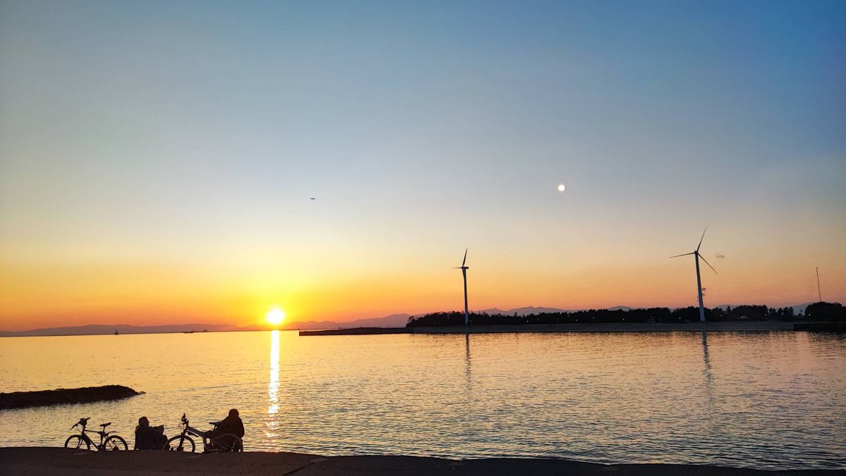 小手毬さんのブログは素敵な情報がいっぱい🧸🎀

海水浴の季節ですね🏖

個人的に新舞子で見られる夕焼けは、驚くほどに絶景なのでオススメです😎︎︎👍🏻✨