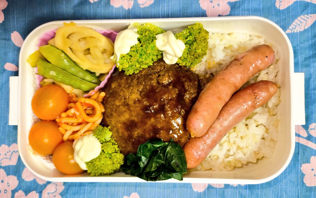パパはハンバーグ弁当食べたかな？
🟠デミグラスソースハンバーグ
🟠北海道 千歳ハムのソーセージ
🟠いただいたタケノコとサヤエンドウで作った煮物
🟠甘みが美味しいオレンジ色のミニトマト🟠地野菜のブロッコリー

私は昨日贅沢したのでいただいた野菜でのお昼ご飯食べました

#お父さんへのお弁当