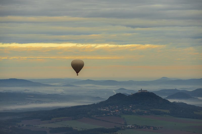 VisitCZ's tweet image. Soar into the skies and watch the world slowly drift beneath you. Sightseeing balloon flights are an increasingly popular way to discover both well-known spots and hidden locations.
visitczechia.com/en-us/news/202…