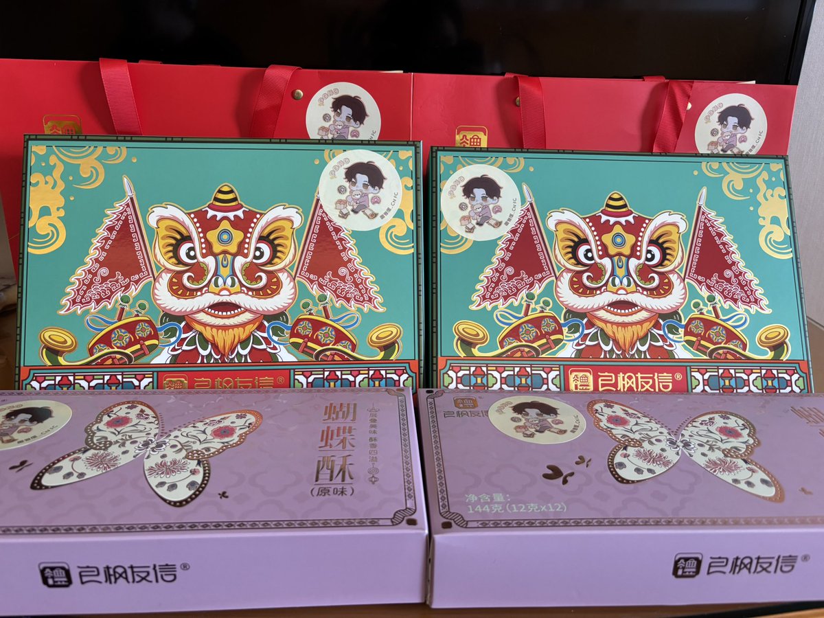 【Pond广州见面会应援项目5️⃣】
                伴手礼
           🍮糖果星球🍬
           晨光吻入玻璃糖纸
           飘出五彩斑斓般的呼吸
    藏着星河碎钻 是触手可及的幸福
               来夏日糖果星球
   只生产和pond的甜蜜时刻💌
  欢迎打卡
 #PondFMinGuangzhou
#ppnaravit
<a href="/ppnaravit/">ppnaravit</a>