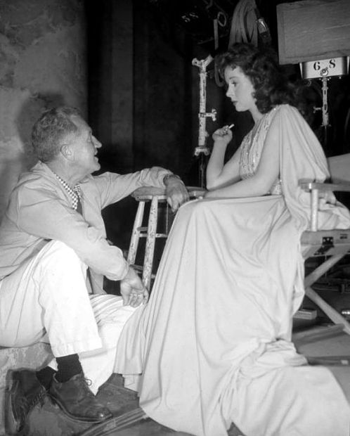 O_Thursday's tweet image. Delmer Daves y Susan Hayward en el plató de Demetrius and the Gladiators (1954).