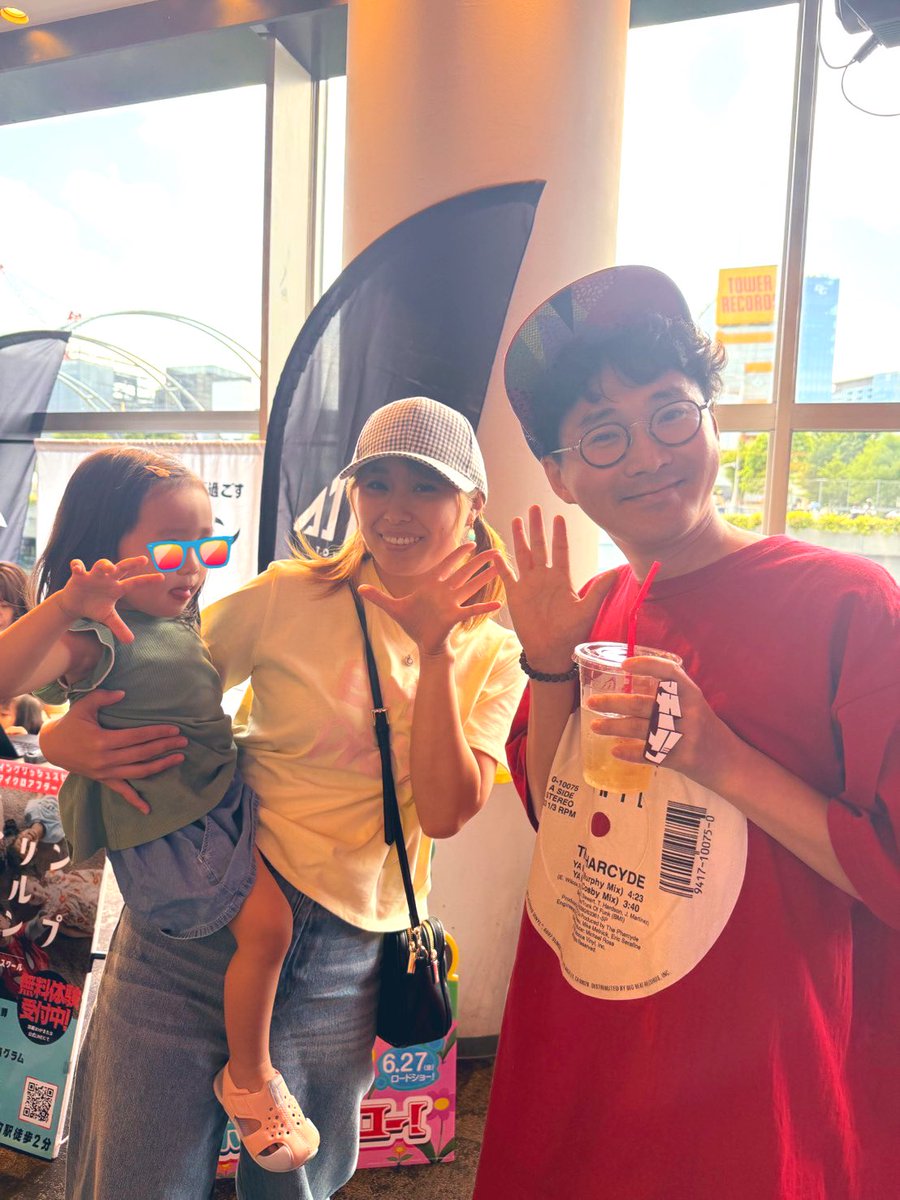 むちゅめとCANDY DISCOへ遊びに行きました！DJタイムでちびっ子たちがぶち上がってて最高🙌笑❤️‍🔥
そしてなんと！ヒプマイでもお世話になっているマチーデフさんに遭遇！挨拶させていただきました！むちゅめもマチーデフさんの曲に合わせて「ドーナッツ！🍩」と大きな声を出していて可愛かった🥰