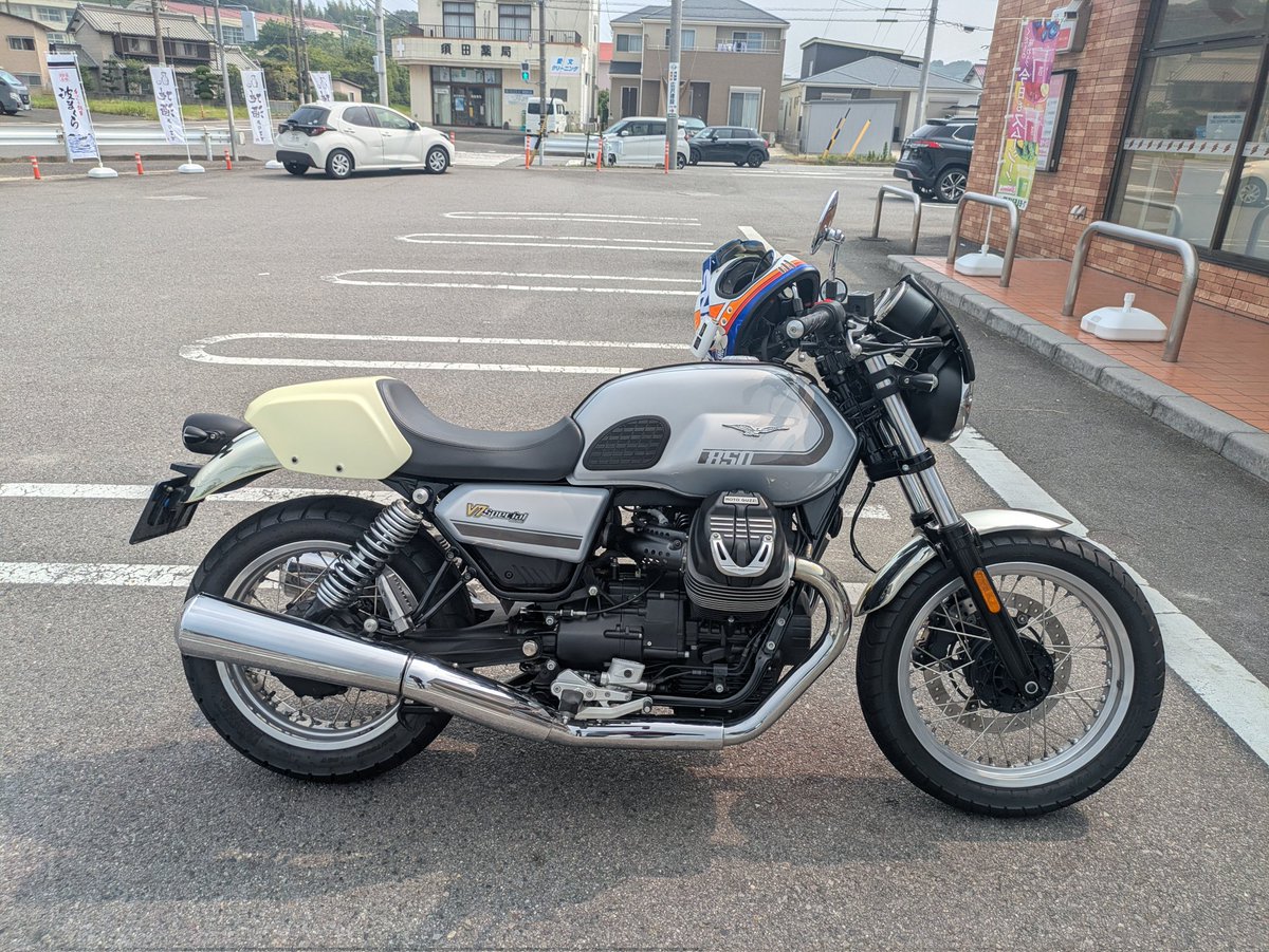 shimoSHIVER's tweet photo. シートカウル無塗装だと違和感あったので黒く塗りました

#motoguzzi https://t.co/0Fq4nuCU5M