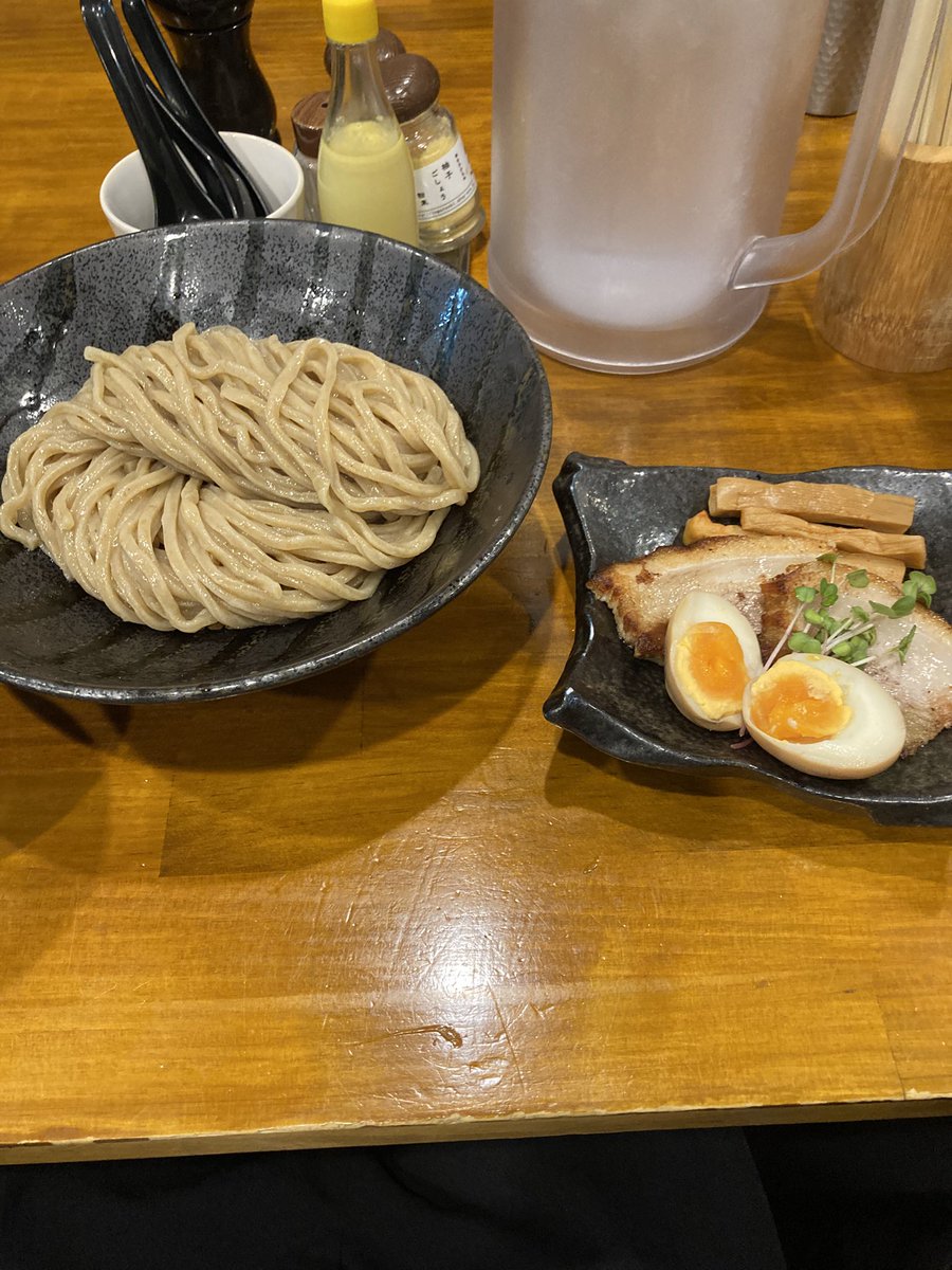 dera_e_mon's tweet photo. 北浜のつけ麺井出さんでドロつけ麺全トッピングをいただく。
コシのある麺がおいしい。
トッピングしたチャーシューもすごく柔らかくておいしい。すごく好み。必須。
ごちそうさまでした。 https://t.co/kaMKsAPjH7