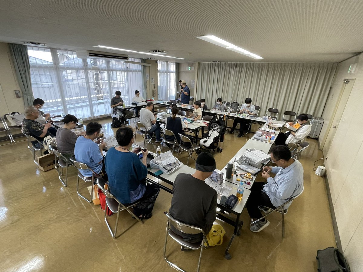 itoh_hirotaka's tweet photo. プラモデル製作会『ゆるプラ』に参加。
非常に和気あいあいとした雰囲気の中、F2003-GAのデカール貼りを進めます。
あと少しばかり完成品も展示❣️
#fujimi_co
#フジミ
#Ferrari
#F2003GA
#オートモデリング
#フェラーリマシンミーティング
#ゆる〜くプラモデルを組み立てる会
#ゆるプラ https://t.co/MI3x7EZdHK