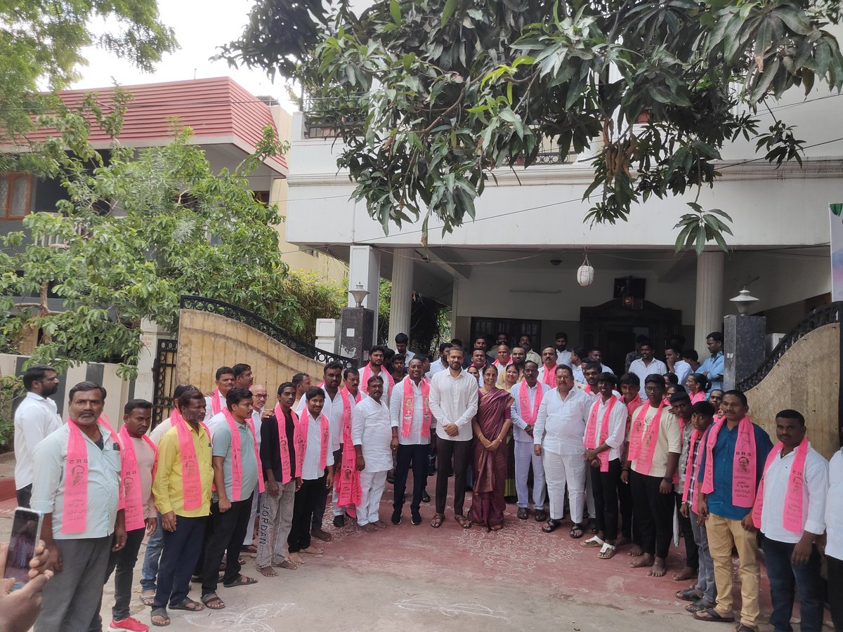Cadres belonging to BJP and Congress parties from Mailardevpalli, Rajendranagar Constituency have decided to join #BRSParty under the leadership of Amma Sabitha Indra Reddy garu. 
We are growing in strength day by day and there is clear political momentum towards #KCR garu. 
As