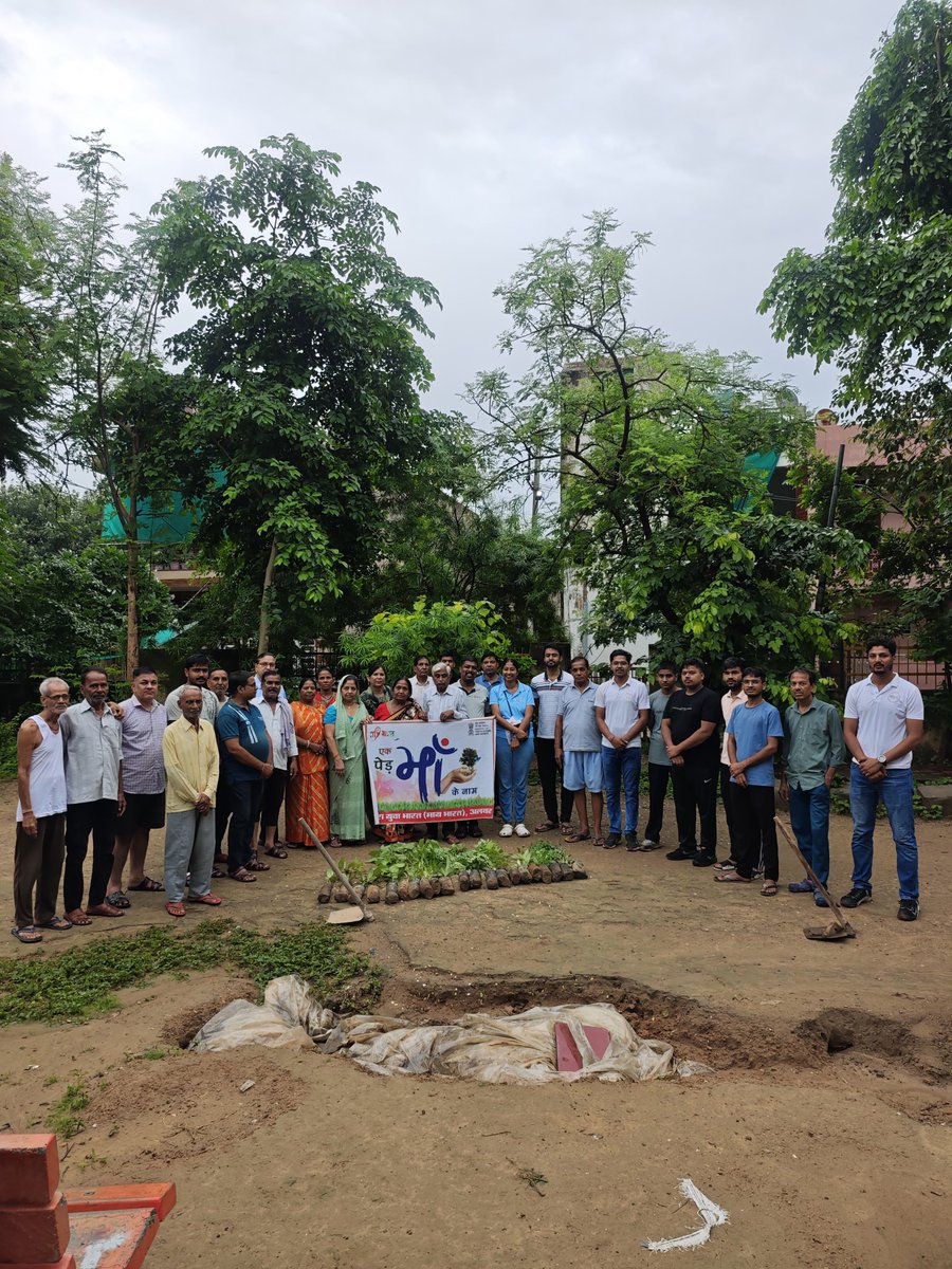 YuvaAlwar's tweet photo. माय भारत अलवर एवं अर्थ फाउंडेशन के स्वयंसेवकों द्वारा 'एक पेड़ माँ के नाम' अभियान के तहत पौधारोपण कर प्रकृति और मातृभूमि के प्रति समर्पण दिखाया। 🌱 आइए, माँ के सम्मान में हरित भारत का निर्माण करें! #EkPedMaaKeNaam #Mybharat #Alwar" https://t.co/plq7DnPUlU