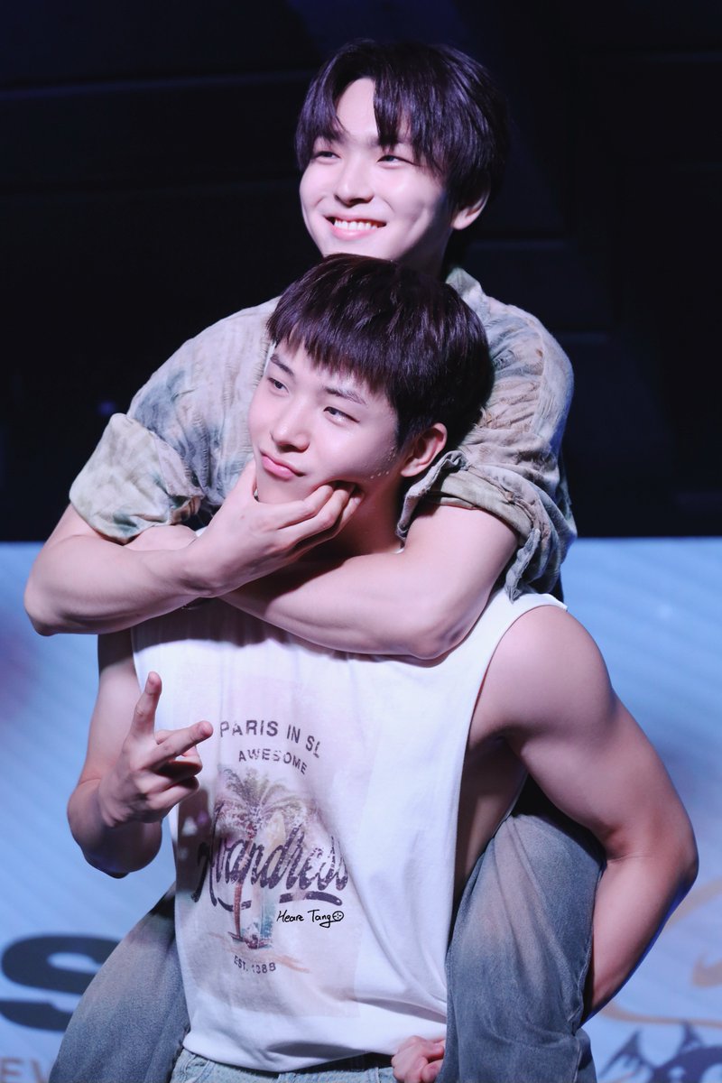 250710 JAPAN FANMEETING 2025 
in TOKYO
이 포즈 말한 준형이 칭찬해😊
#GHOST9 #고스트나인 
#SONJUNHYUNG #손준형 
#LEEKANGSUNG #이강성 
#story_on_the_stage #FCLIVE_TOKYO
#夏GHOST9との思い出