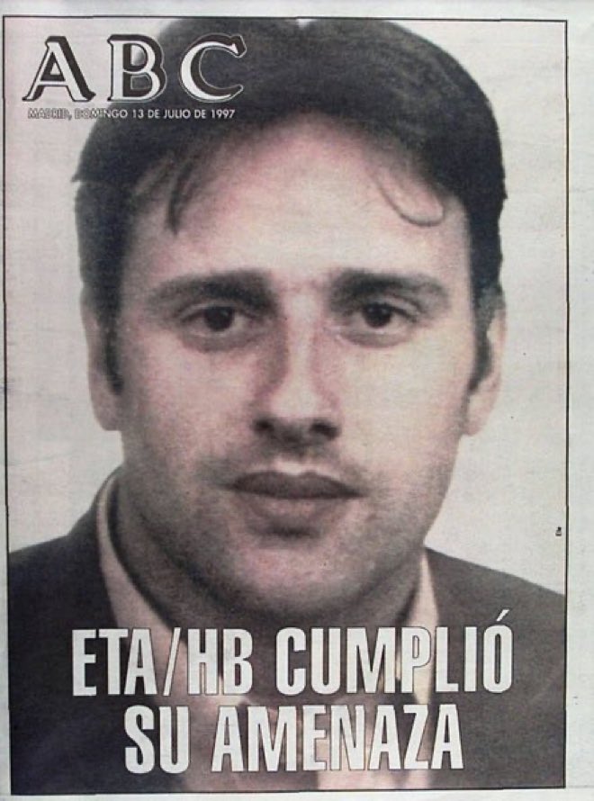 Pese a todo, existe una España que nunca ha olvidado a Miguel Ángel Blanco, y en él a cada una de las miles víctimas de la banda ETA. 
Esto no va de política, es otra cosa. Es justicia, amor,  verdad, deber, deuda, dolor. 
No al olvido. 
Por todas las víctimas del terror.