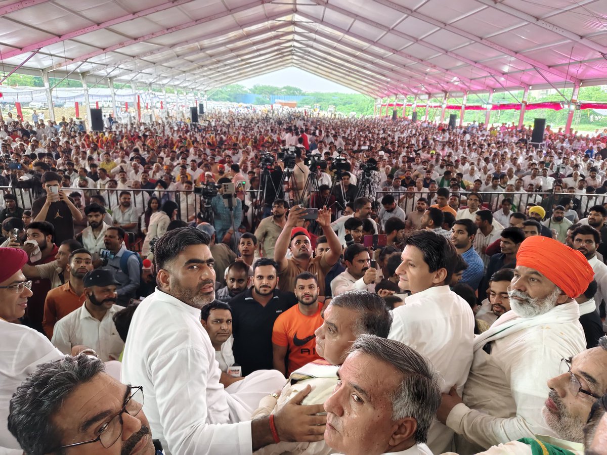 Ravindra Gurjar | रविन्द्र गुर्जर 🇮🇳 (@ravindragurjarx) on Twitter photo अनंगपुर की महापंचायत कई हद तक सफल रही..इसमें कोई संदेह नहीं NCR के गुर्जर राजस्थान से राजनैतिक रूप में बहुत मजबूत हैं। हरियाणा का विपक्ष (कांग्रेस) गांव के साथ मंच पर पूरी तरह लामबंद दिखा।
<a href="/DeependerSHooda/">Deepender Singh Hooda</a> <a href="/atulpradhansp/">Atul Pradhan</a>
<a href="/RakeshTikaitBKU/">Rakesh Tikait</a> <a href="/varunchoudhary2/">Varun Choudhary</a> <a href="/Ravinder_ASPK/">Ravindra Bhati Gurjar</a> अनंगपुर की महापंचायत कई हद तक सफल रही..इसमें कोई संदेह नहीं NCR के गुर्जर राजस्थान से राजनैतिक रूप में बहुत मजबूत हैं। हरियाणा का विपक्ष (कांग्रेस) गांव के साथ मंच पर पूरी तरह लामबंद दिखा।
<a href="/DeependerSHooda/">Deepender Singh Hooda</a> <a href="/atulpradhansp/">Atul Pradhan</a>
<a href="/RakeshTikaitBKU/">Rakesh Tikait</a> <a href="/varunchoudhary2/">Varun Choudhary</a> <a href="/Ravinder_ASPK/">Ravindra Bhati Gurjar</a>