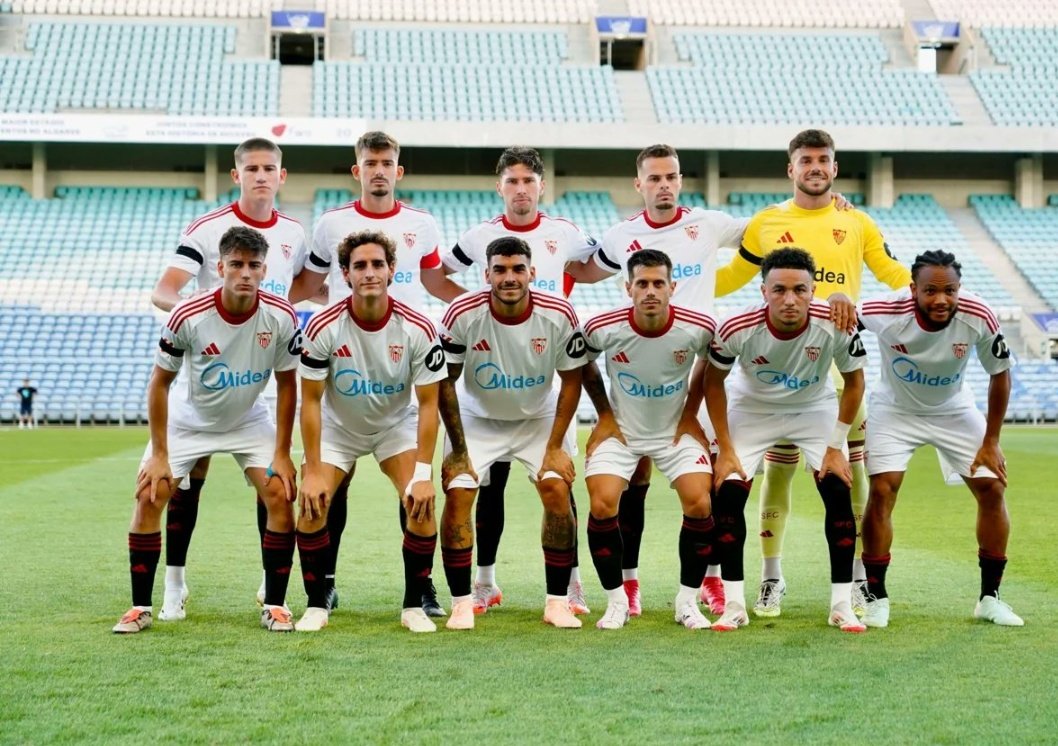Primera alineación del Sevilla FC donde aparecen 8 canteranos. Almeyda no pone excusa y pone lo que tiene. Hay que confiar en el trabajo y que esto solo acaba de comenzar. Confianza y exigencias a estos jugadores  jóvenes que llevan nuestro escudo en el pecho.
A muerte con ellos