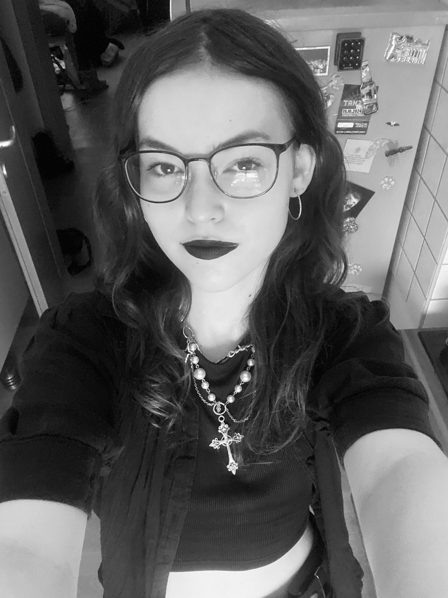 mummythrust's tweet photo. HAPPY #ghelfiesunday ! I hope y’all feel good! 🖤🖤

I received the best news ever today: TOBLERONE FUDGE SAW ME PLAYING DRUMS!!! (I’m not okay) https://t.co/U7P21F3thQ