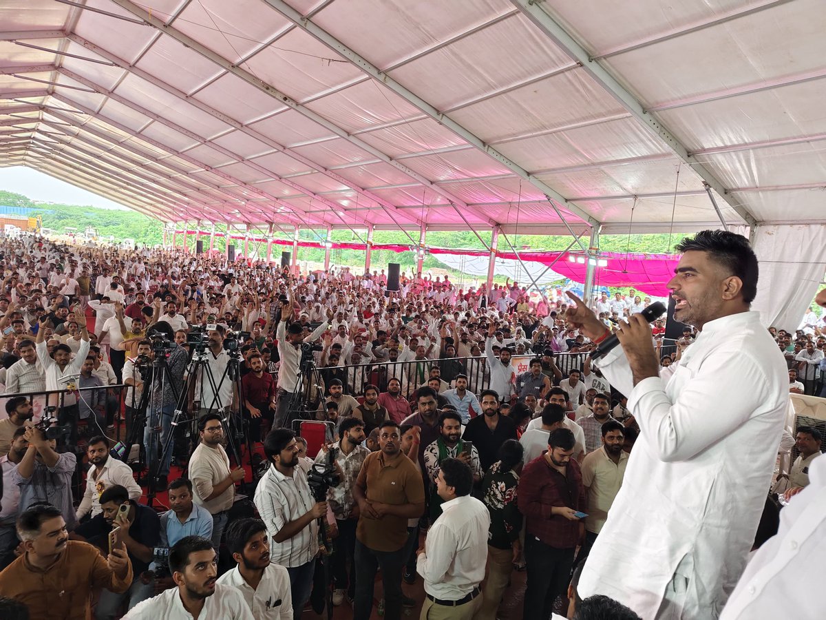 सूरजकुंड फरीदाबाद (हरियाणा) में गौरवशाली एव ऐतिहासिक धरोहर गाँव अनंगपुर को बचाने के लिये आयोजित #विशाल _महापंचायत में शामिल हुए ! सभी को भरोसा दिलाया कि मान-सम्मान की इस लड़ाई में हम सब एकजुट है और ये अपनी जमीन और हक की लड़ाई है,देश के हर कोने का व्यक्ति आपके साथ है
#SaveAnangpur
