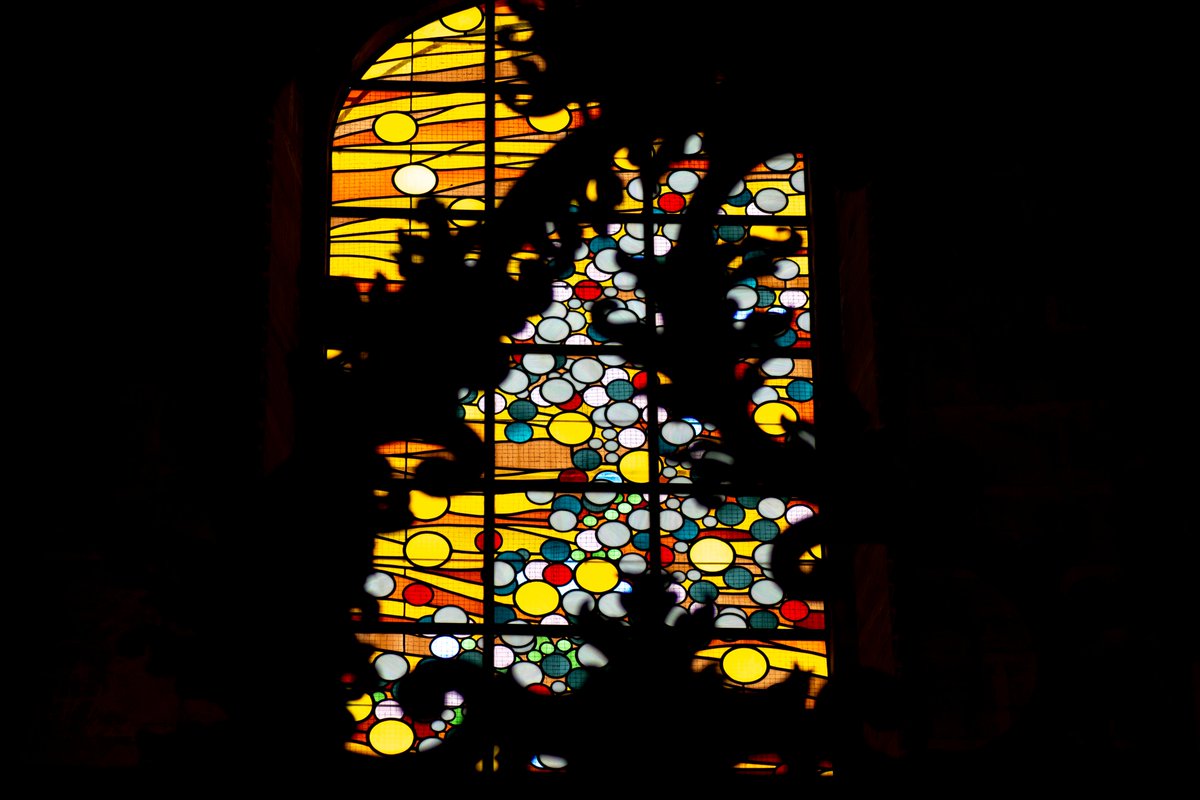 CatedralCu's tweet image. Hoy que el maestro Gustavo Torner cumple 100 años, desde la Catedral que tanto ama, lo felicitamos y nos felicitamos, porque aquí dejó su obra en unos excelentes vitrales. Por muchos años más, querido maestro!