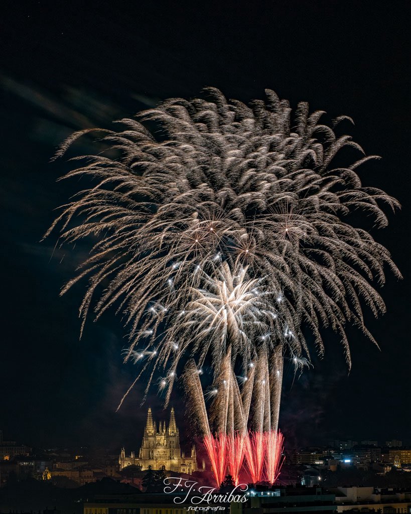 fjarribas's tweet photo. Fuegos artificiales San Pedro 2025 #Burgos #fireworks #fotografia https://t.co/MLNkgoPGhw