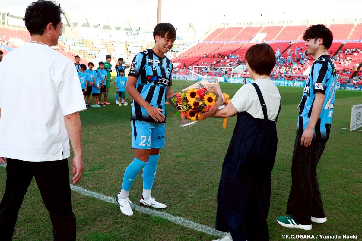 100試合

才能や能力がない自分がここまで来れたのも、これまで関わっていただいた方々のおかげだと心の底から思います。

常に周りのチームメイトに恵まれてきました！
これからも、どんな状況になっても、隣にいる仲間と自分を信じて前に進んで行きたいと思います！

ひたむきに全力で！！！