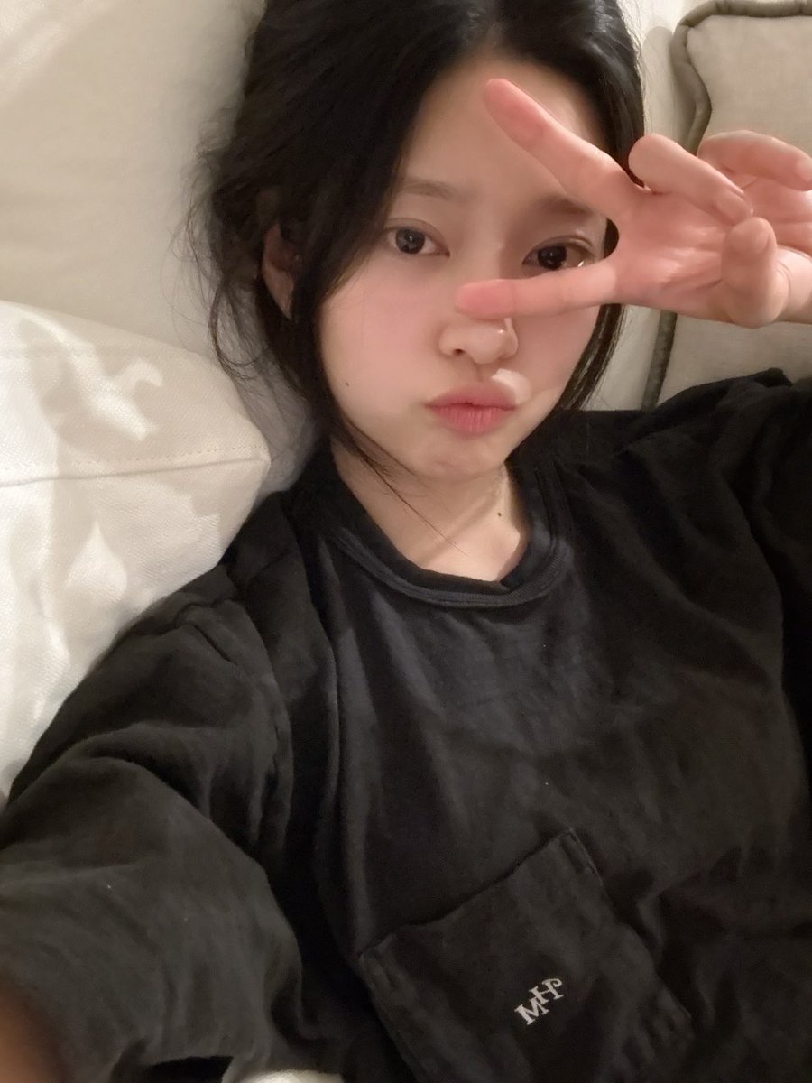 saveminju025's tweet photo. ✌🏻🖤 https://t.co/tSgtiCwngZ