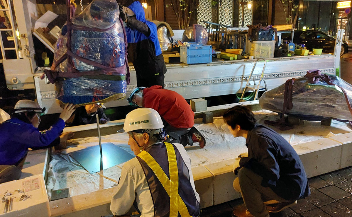 SeiwaSato15's tweet image. 丸の内にて、設置作業の様子です。特殊な場所なので、23時から始めて午前2時半に終わりました。
多くの人に支えられて仕事できることに感謝です✨