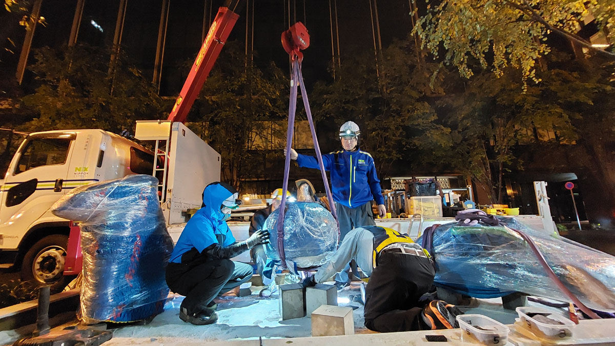 SeiwaSato15's tweet image. 丸の内にて、設置作業の様子です。特殊な場所なので、23時から始めて午前2時半に終わりました。
多くの人に支えられて仕事できることに感謝です✨