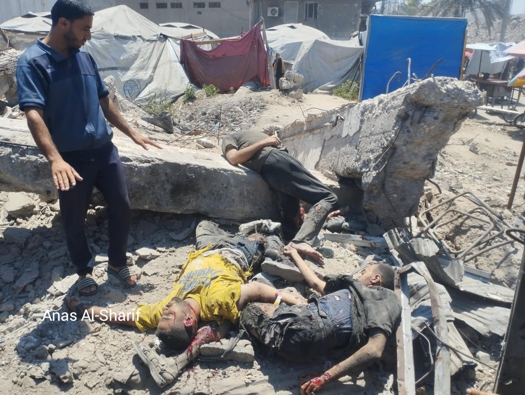 ارتفاع عدد الشهداء إلى 15 ونحو 50مصاب في المجزرة الإسرائيلية على مفترق  السامر وسط مدينة غزة
الصورة من مكان المجزرة