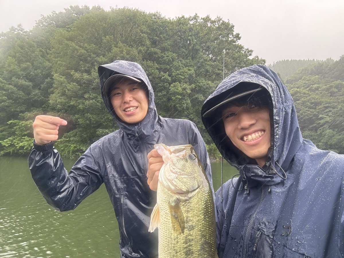 今日はリザーバー釣行へ

雨降り始めは調子良さげだったものの...
2日目ともなると水温低下？でトーンダウン🥲

中層・表層も激ムズでしたが、「Gup」のロングポーズ＆ミドストで何とかキャッチで終了でした〜

お世話になった平嶋さんはガイド募集中との事！
ニッチな釣法を教えてくれるかも！