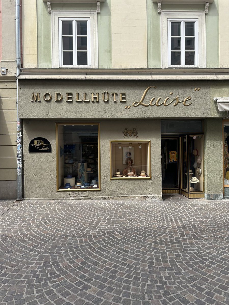 Wollte neuen Modellhut erwerben.
Geschlossen.

Schafft endlich Gewerkschaften und Öffnungszeiten ab!