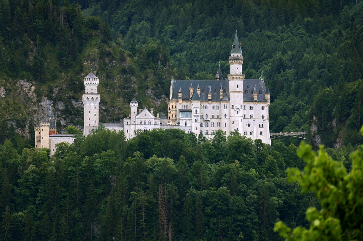franceinfo_cult's tweet photo. Le fabuleux château allemand de #Neuschwanstein entre au patrimoine mondial de l'Unesco, ainsi que trois autres résidences de Louis II de Bavière 🏰 #Herrenchiemsee #Linderhof #Schachen @UNESCO_fr https://t.co/eUclExoumv via @franceinfo https://t.co/ZaQazUBLHR