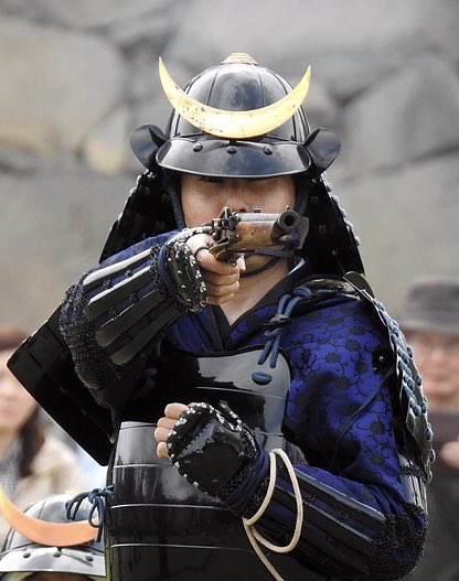 _Gun_Samurai's tweet image. Hōjutsu - 砲術 - is the martial art of gunnery and can trace its history to 1543. The kanji 砲術 is made of two characters. 砲 meaning cannon or gun, 術 meaning skill, technique or art. The Way of the Gun.