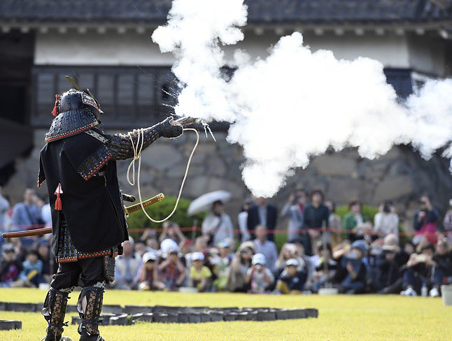 _Gun_Samurai's tweet image. Hōjutsu - 砲術 - is the martial art of gunnery and can trace its history to 1543. The kanji 砲術 is made of two characters. 砲 meaning cannon or gun, 術 meaning skill, technique or art. The Way of the Gun.