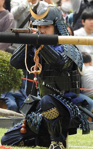 _Gun_Samurai's tweet image. Hōjutsu - 砲術 - is the martial art of gunnery and can trace its history to 1543. The kanji 砲術 is made of two characters. 砲 meaning cannon or gun, 術 meaning skill, technique or art. The Way of the Gun.
