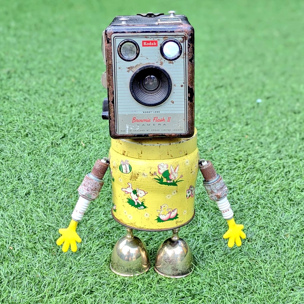 junk_bots's tweet image. Soon to be dismantled for another robot... Unless someone wants to save her life? #ticktock