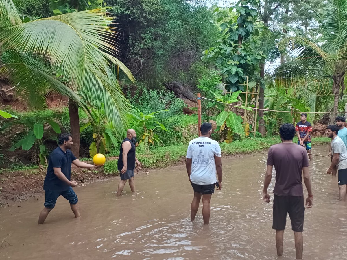 DRondiya's tweet image. Spent a fantastic day with my team at Kanakpura - cricket, volleyball, handball, trekking, and endless laughs! Pretty sure my team now realises it’s tough to beat me in any sport. Next time, they might need extra practice to take me down (just kidding 😄)!
#TeamOuting #Kanakpura