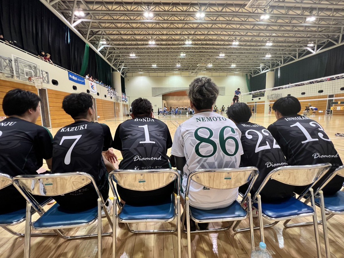 【社会人男子チーム】
本日は天皇杯皇后杯全日本バレーボール選手権千葉県ラウンドでした！
▼2回戦(シードの為)vs千葉大学
○2-0●
▼準決勝vs国際武道大学
●0-2○
結果→3位🥉(5年連続6回目)
役員の方から賞状を受け取るやり取りも慣れたもんです笑
来年こそは決勝進出できるように…！