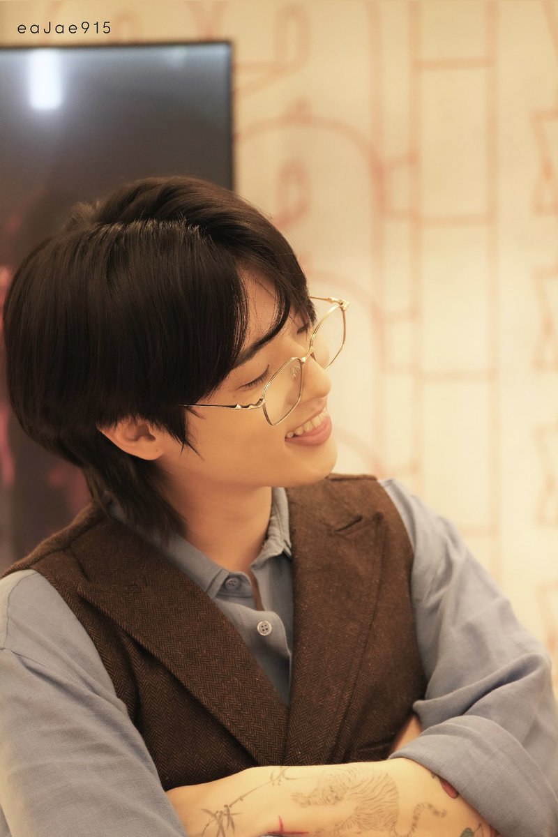 eaJae915's tweet photo. 250713 하이츠 밋그 PREVIEW

팬들을 왜이리 예뿌게 바라봄..
#eaJ #Jae #박제형 https://t.co/nl2K3CSCln