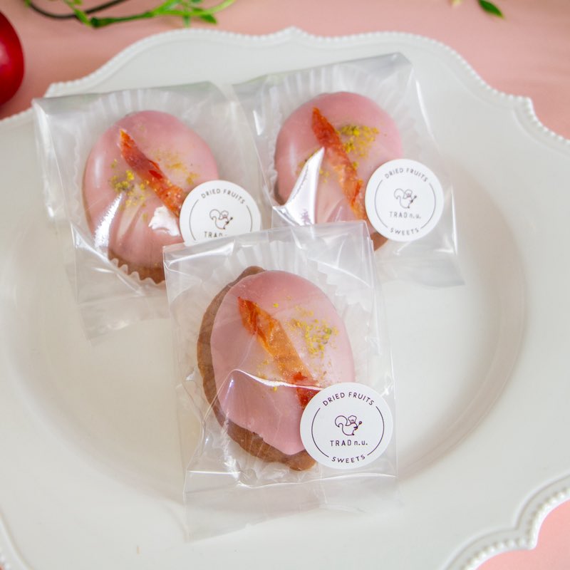 甘酸っぱいすももを白ワインでコンポート🍾
クリームチーズの塩気とコク。

しっとりじゅわっと、夏にぴったり！

爽やかで大人かわいいケーキが焼けました🍑
冷やしても美味しく、手土産やプチギフトにもおすすめです◎

creema.jp/item/19568608/…