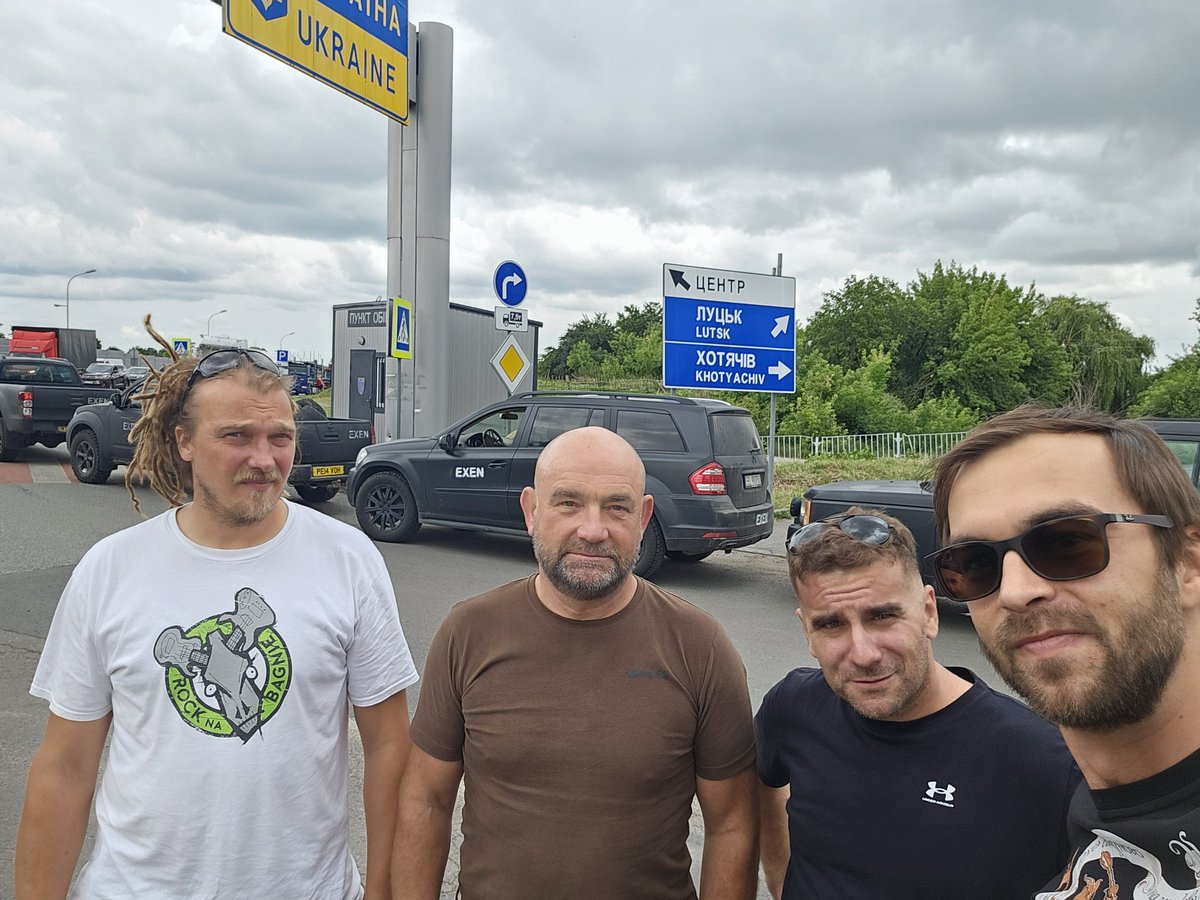Exen's tweet image. Kolejny ekstremalny wyjazd za nami (sam powrót wczoraj to ponad 1600 km na raz) i już 335 aut dowiezionych na front!
Nie oszukujmy się, sytuacja jest zła. Będąc tam co dwa tygodnie, widzę dokładnie, jak to wszystko się przesuwa
Terenówki są zdecydowanie potrzebą nr 1, a ekipa…